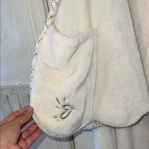 Cozy Cream Cape Unicorn Hooded Blanket with pockets - Picture 3 of 8